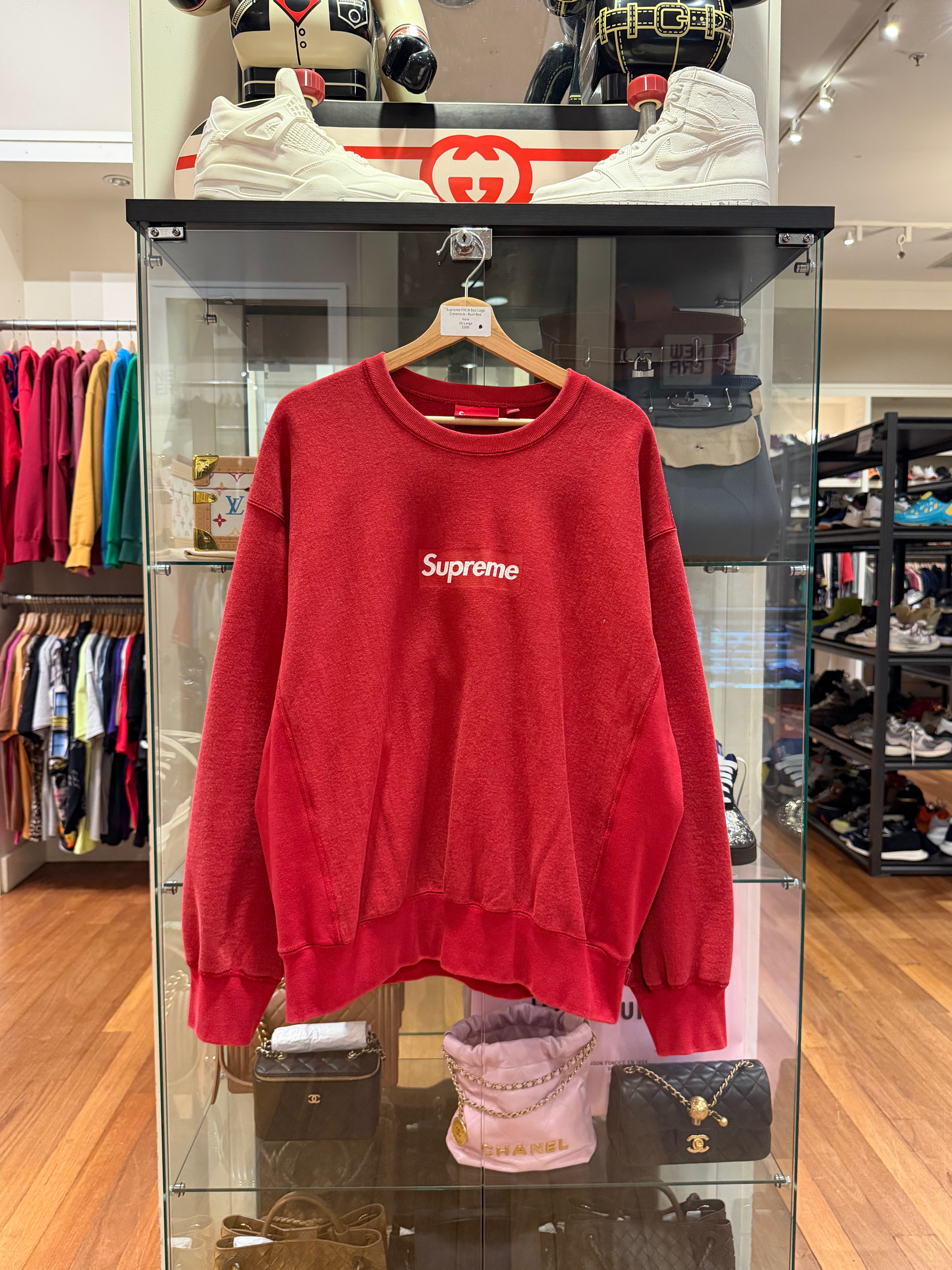 Supreme FW18 Box Logo
Crewneck - Rust Red