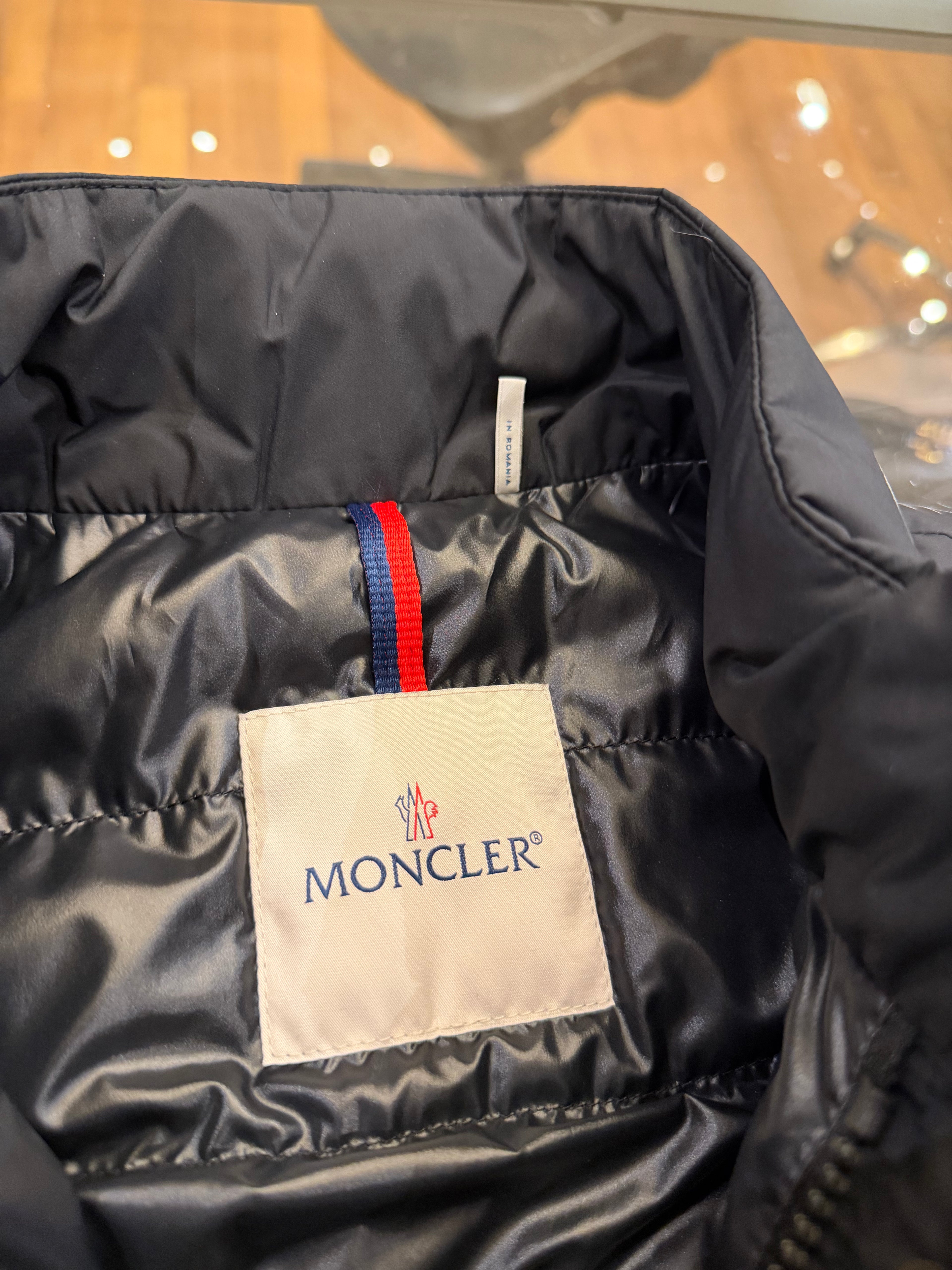 Moncler Vnorviane Giubotto
Down Jacket - Black