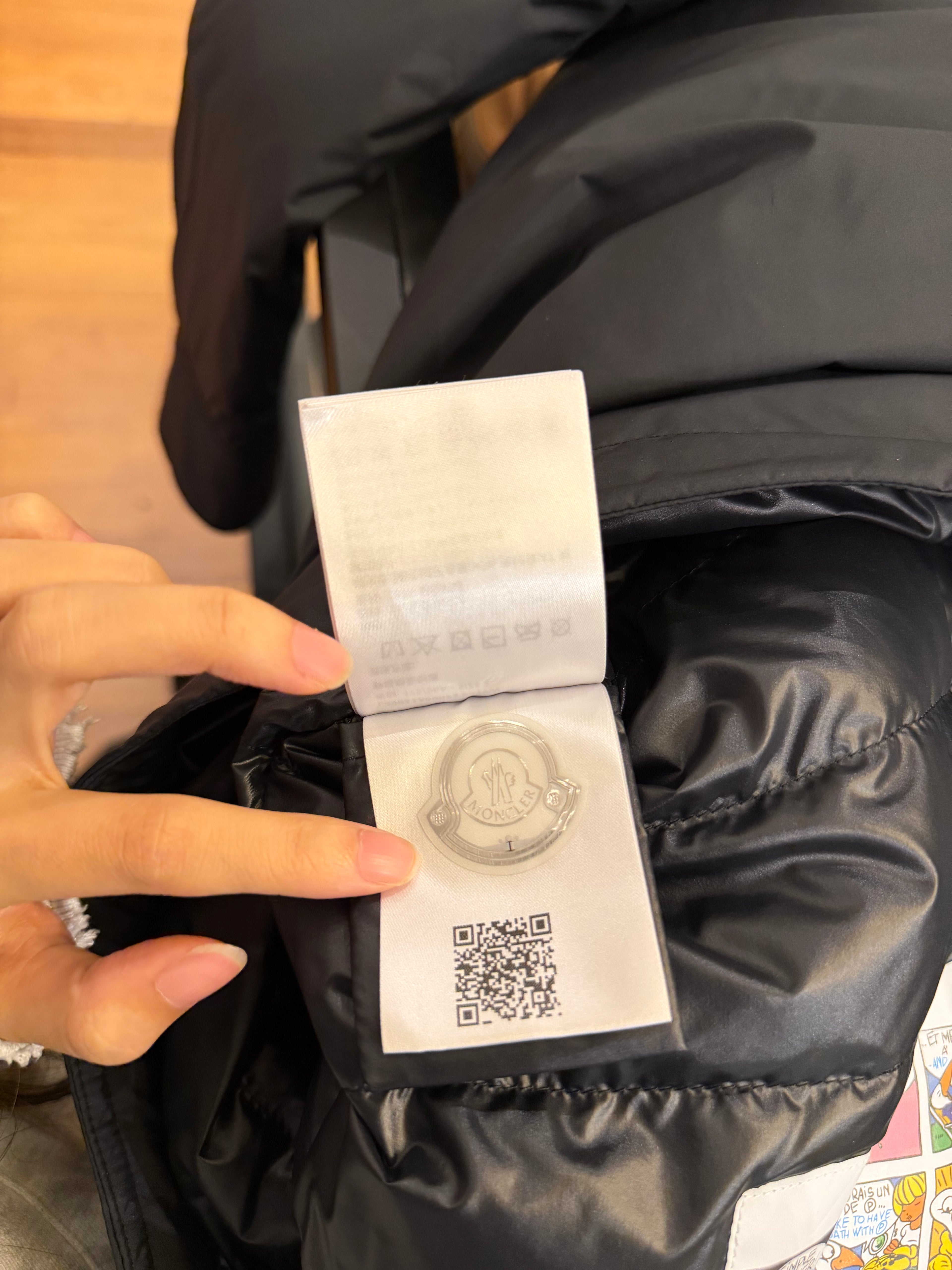 Moncler Vnorviane Giubotto
Down Jacket - Black