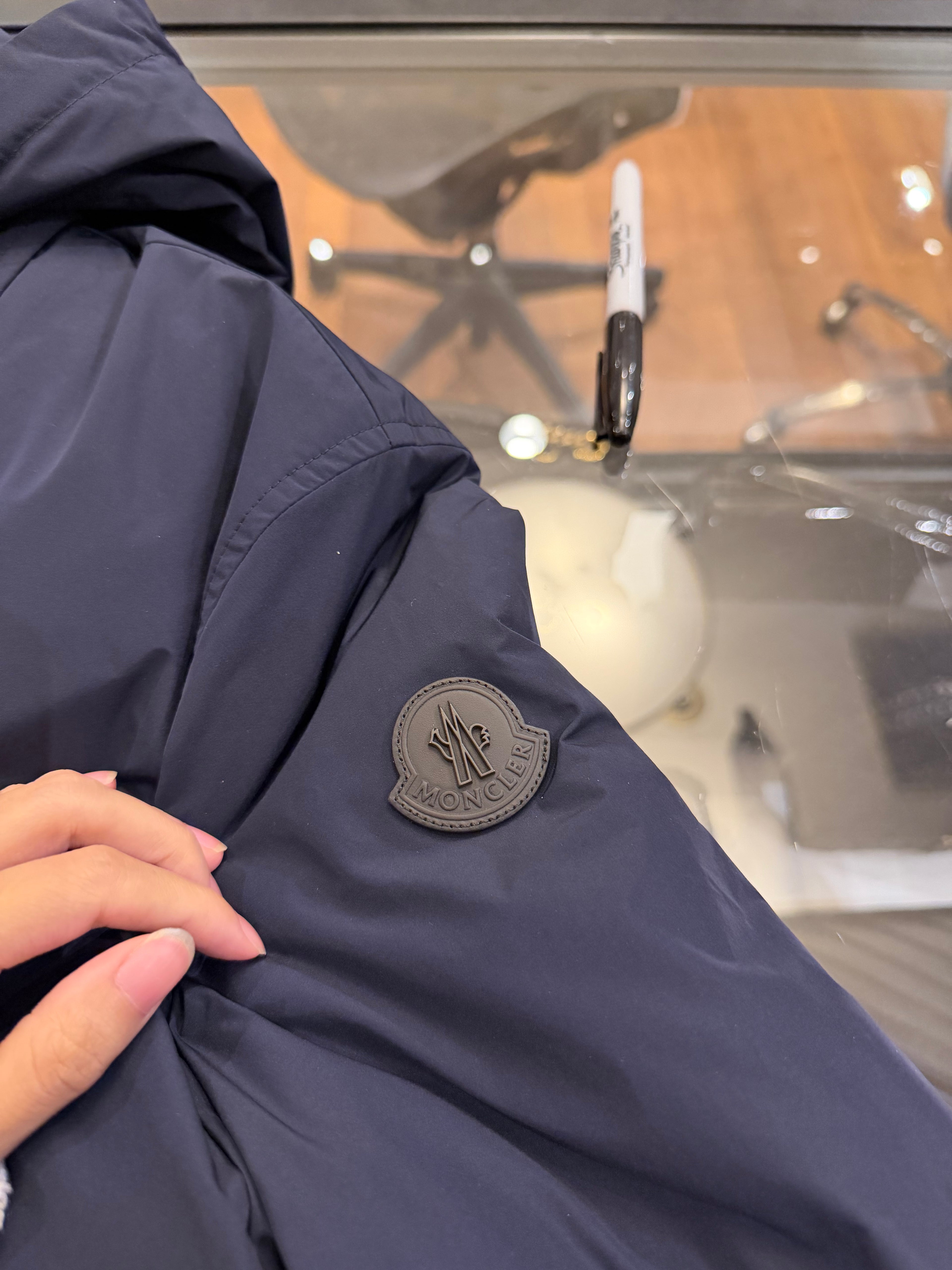 Moncler Evrine Giubotto
Down Jacket - Navy