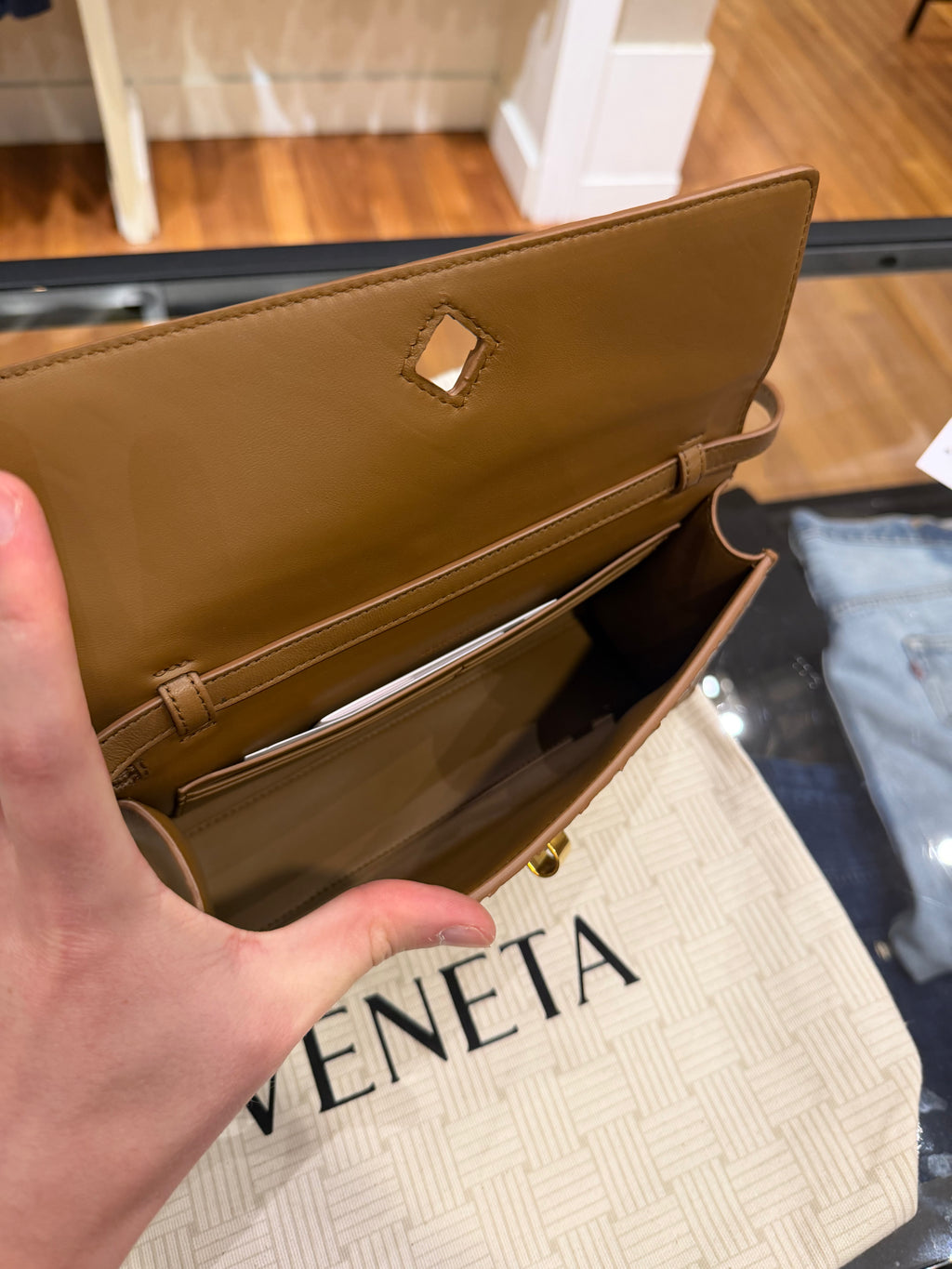 Bottega Veneta Andiamo Clutch 25 - Dark Caramel 20