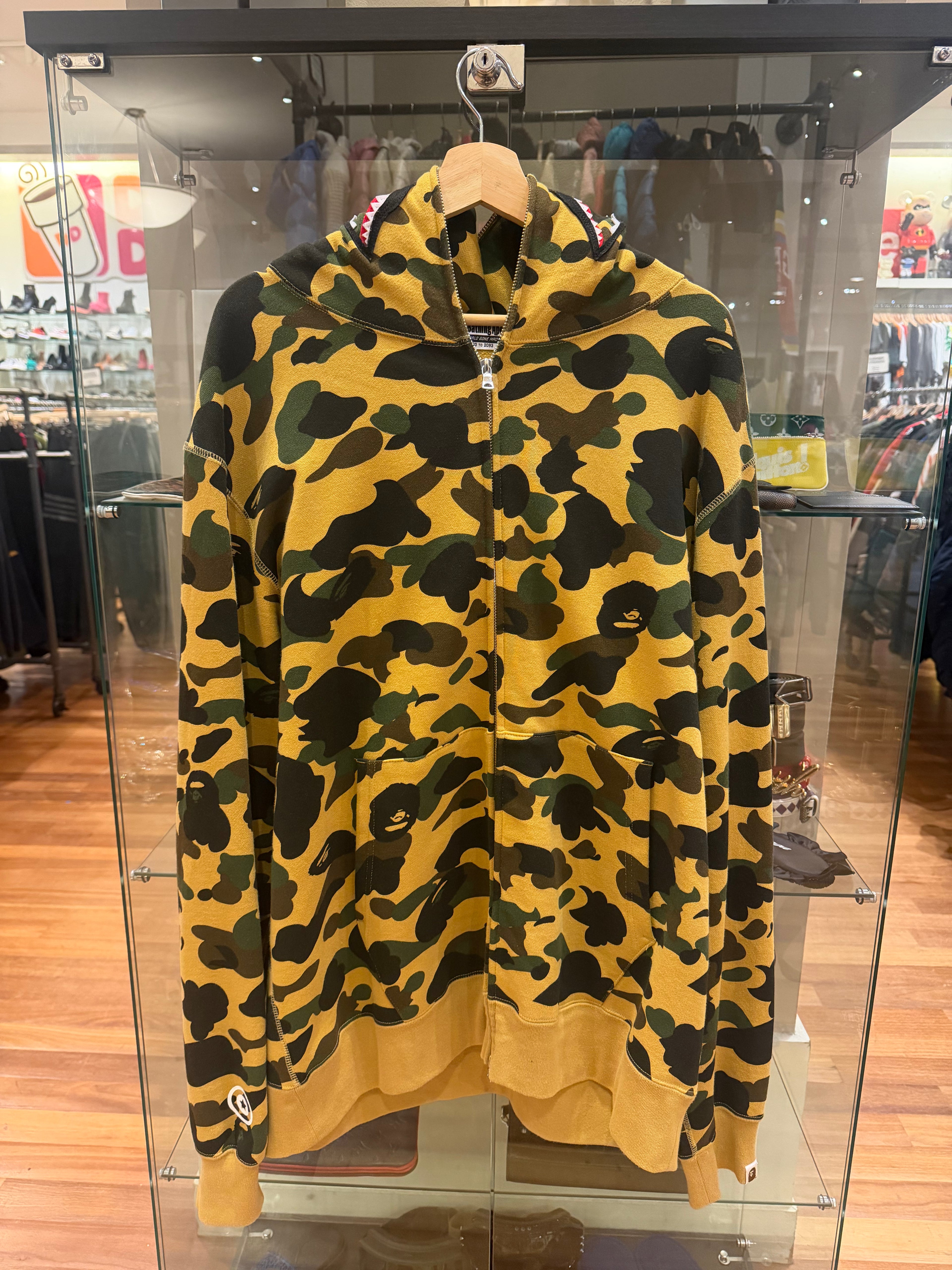 1ST CAMO PATCH PRINT SHARK
ZIP HOODIE