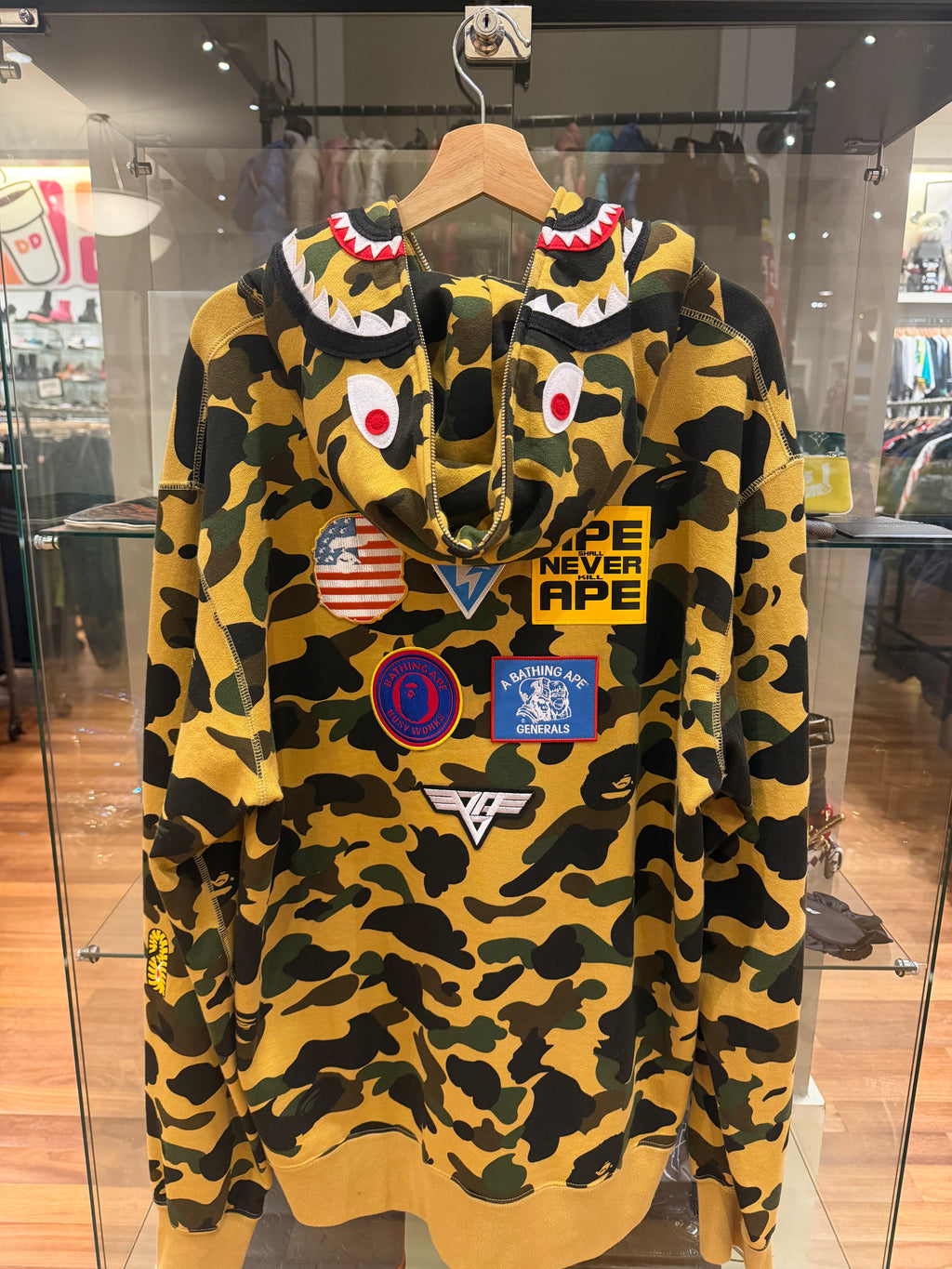 1ST CAMO PATCH PRINT SHARK
ZIP HOODIE