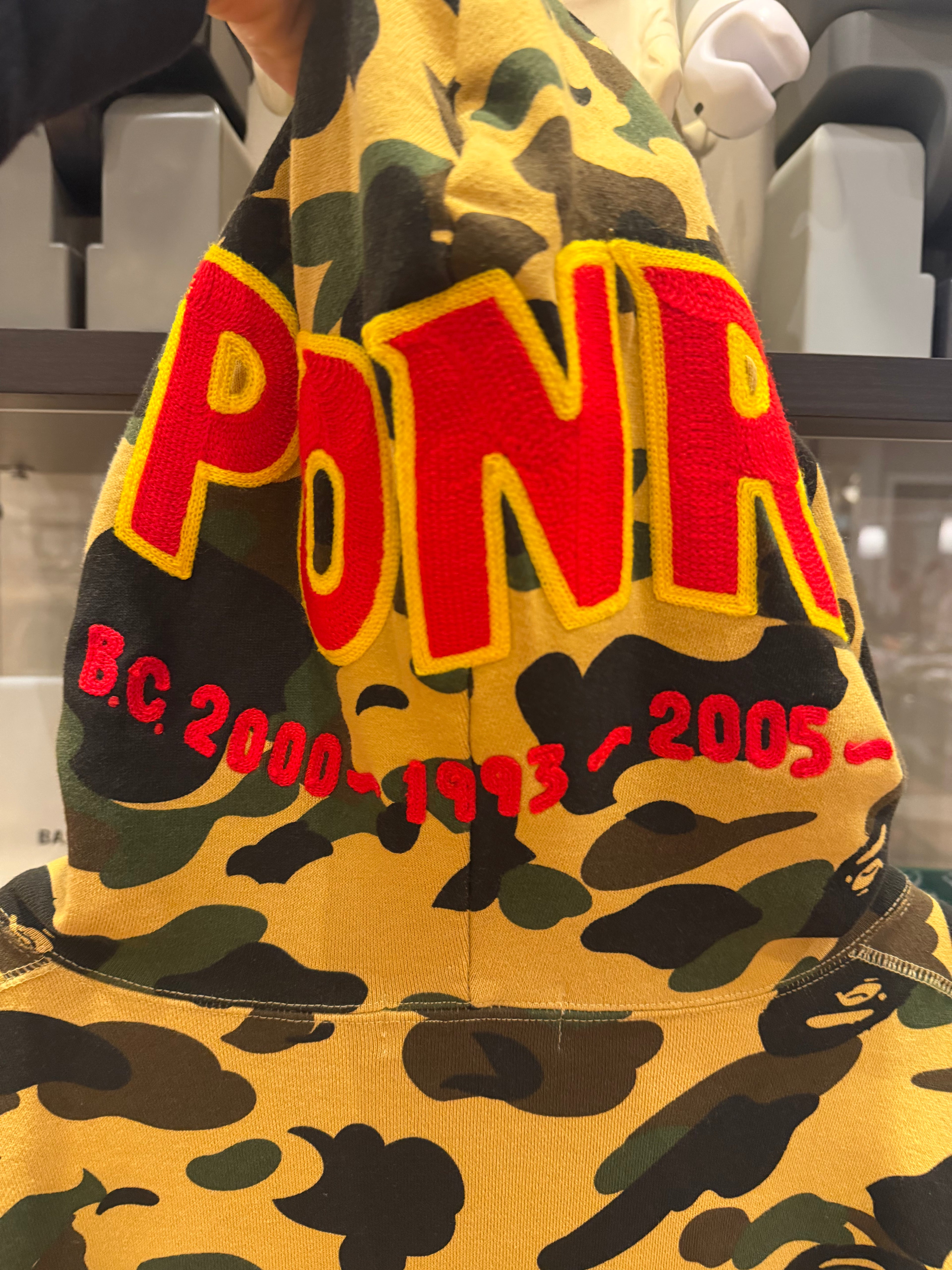 1ST CAMO PATCH PRINT SHARK
ZIP HOODIE