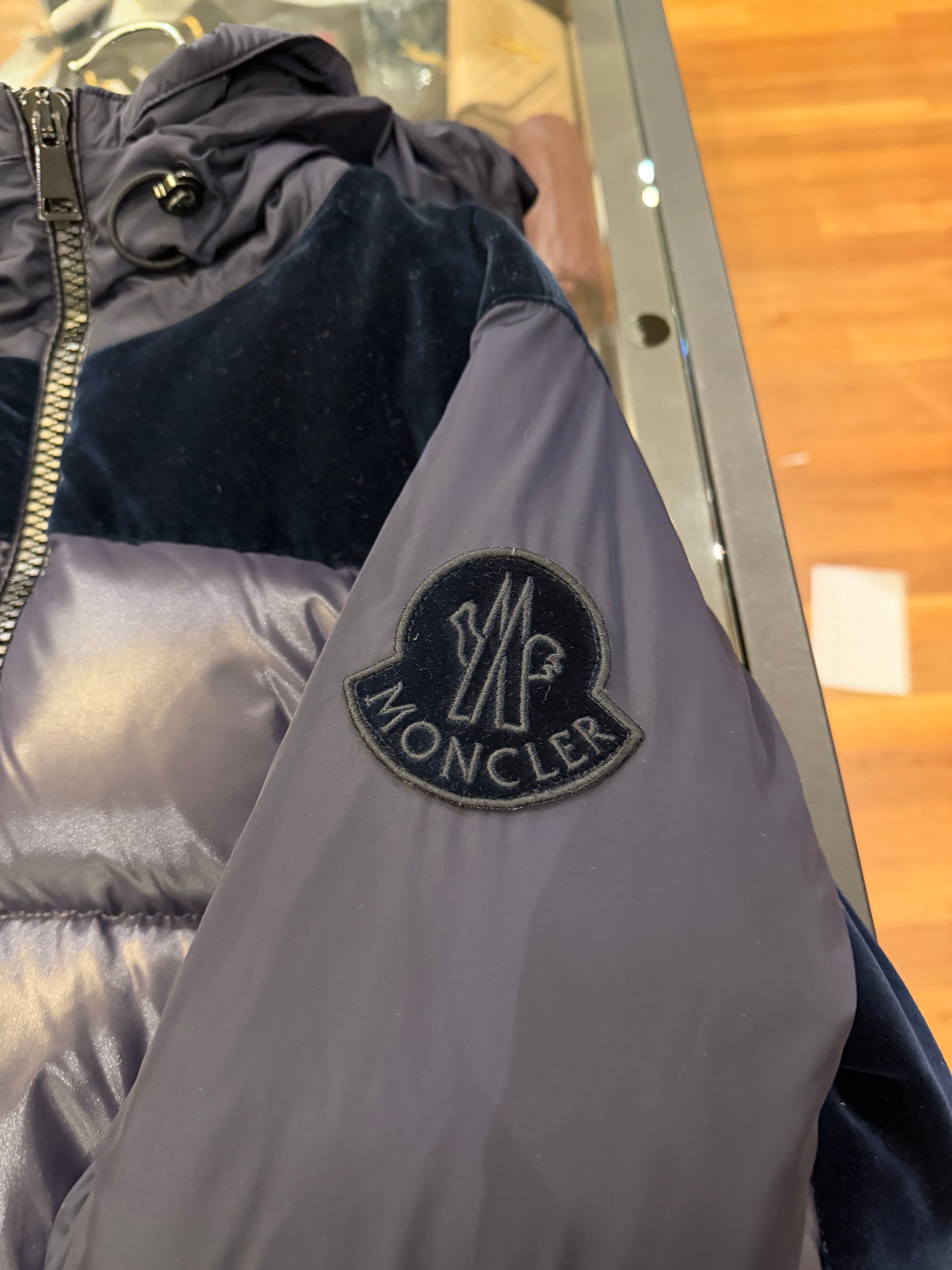 Moncler Elanion Velvet Puffer
Jacket - Navy