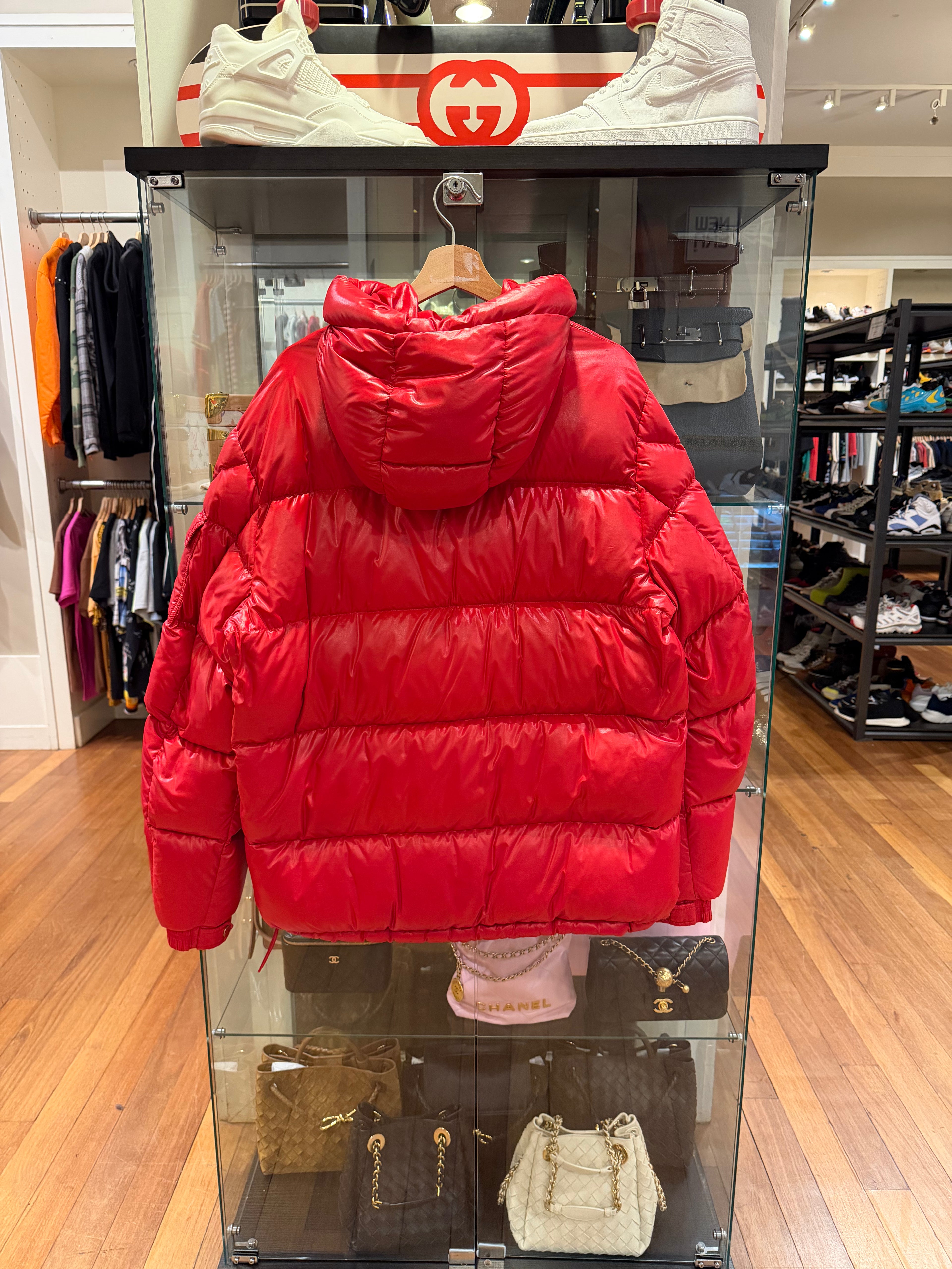 Moncler Ecrins Guibbotto
Jacket - Red