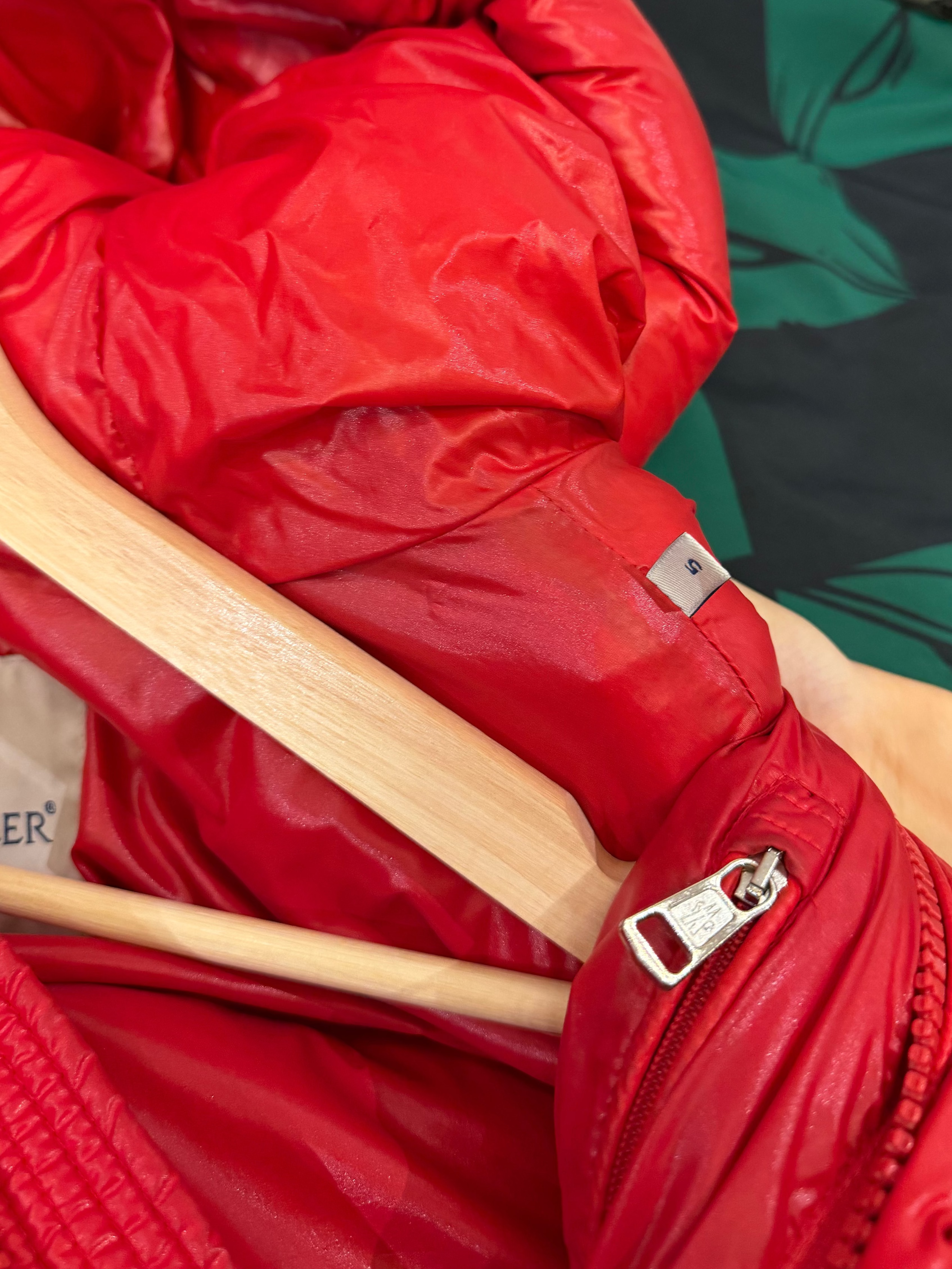Moncler Ecrins Guibbotto
Jacket - Red