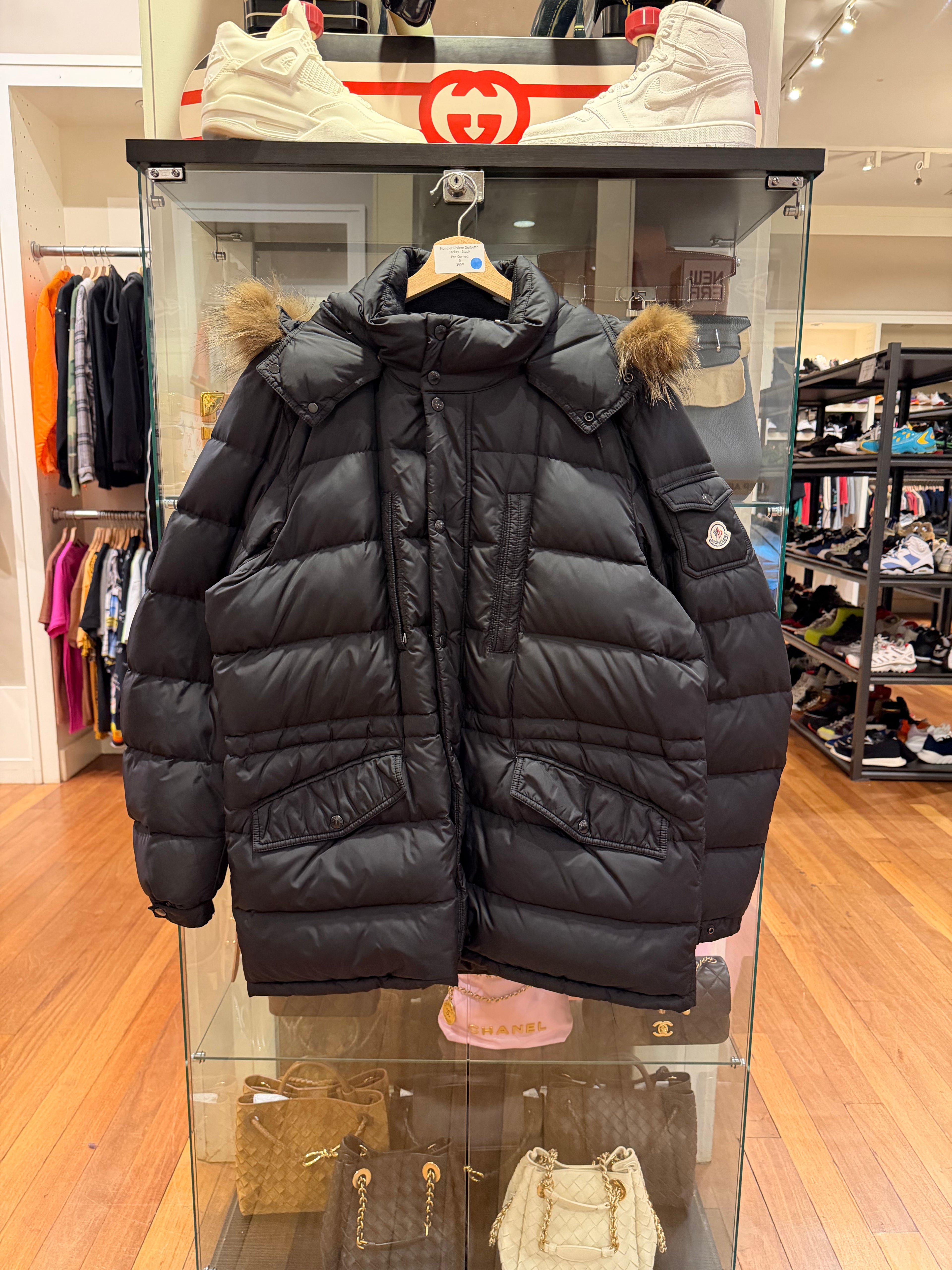 Moncler Riviere Guibotto
Jacket - Black