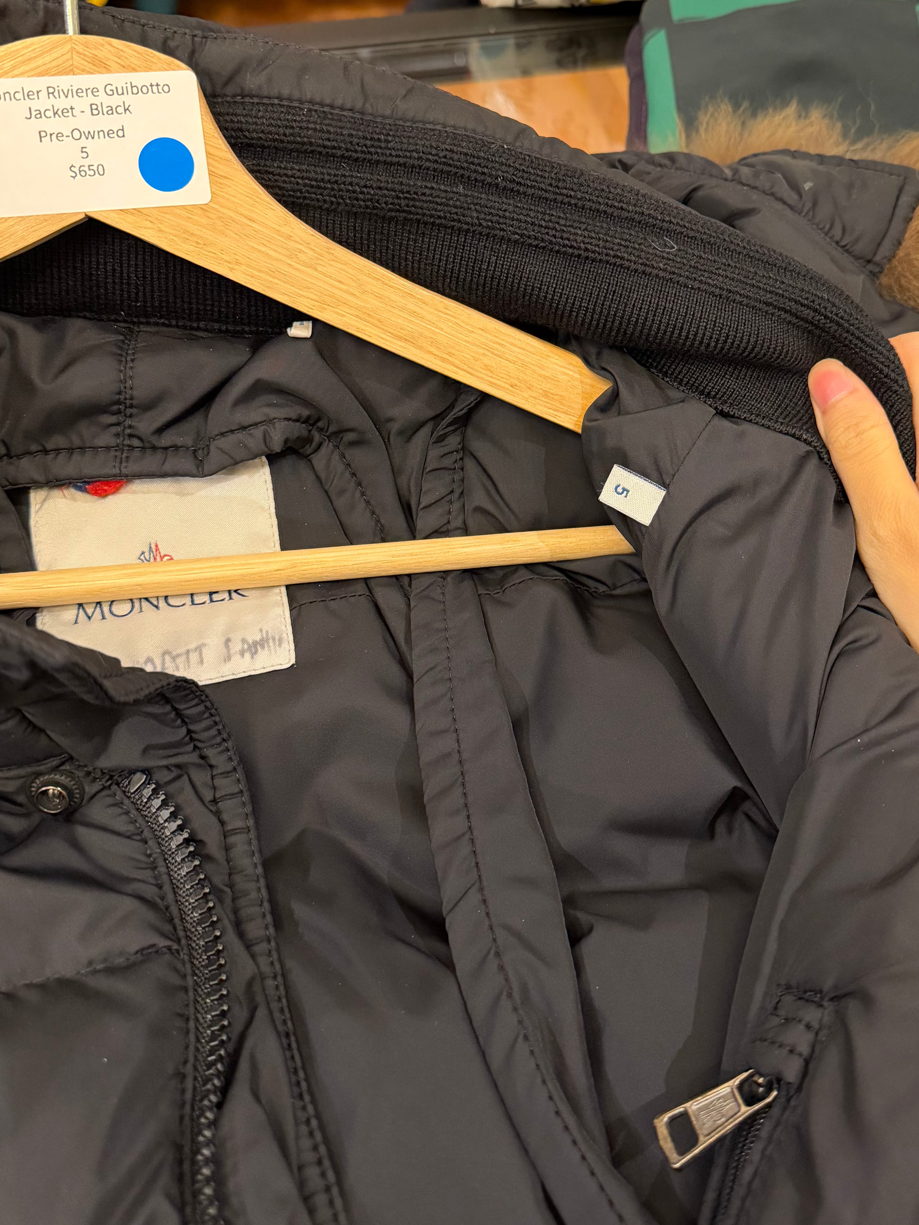 Moncler Riviere Guibotto
Jacket - Black