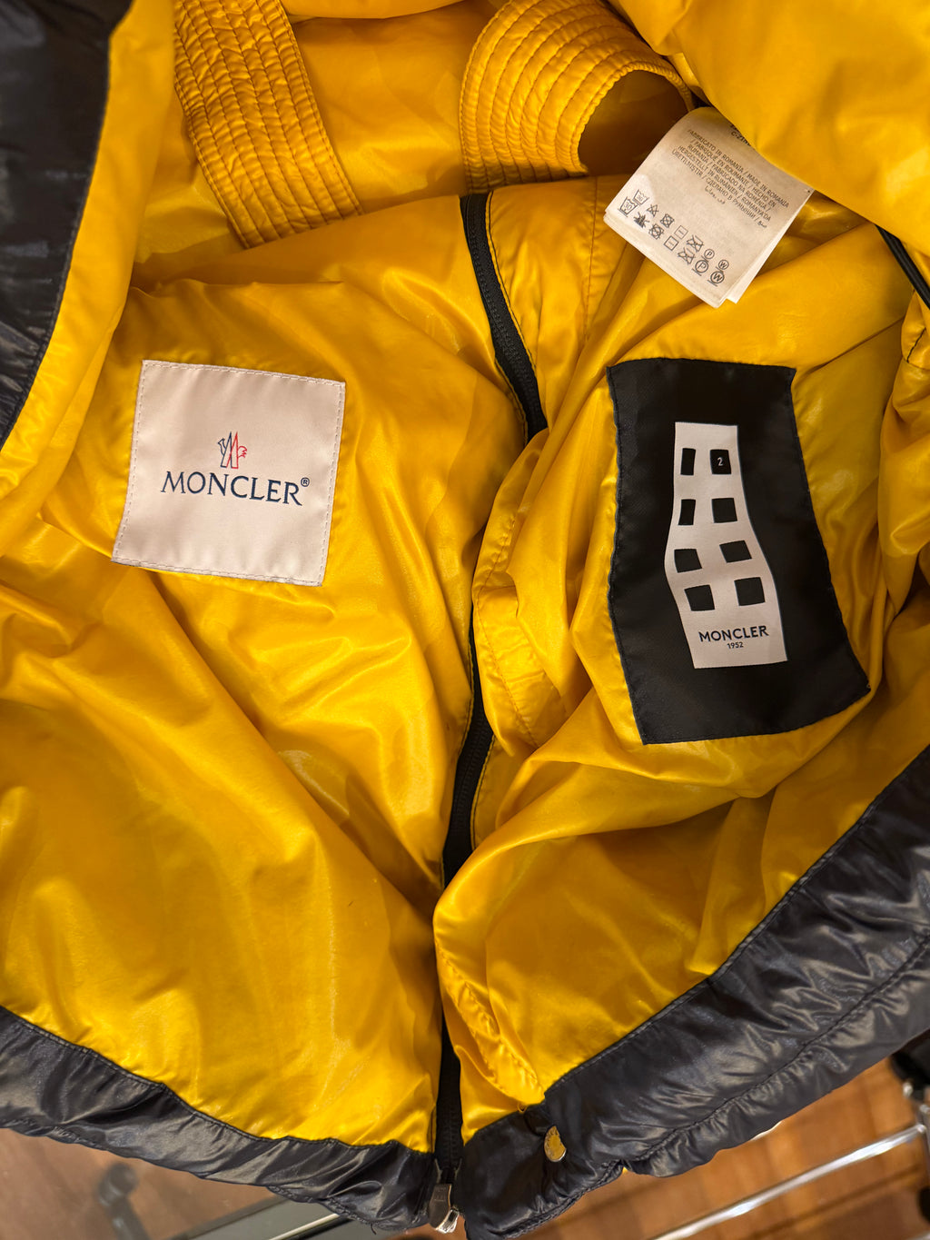 Moncler Dervaux Giubotto -
Black / Yellow