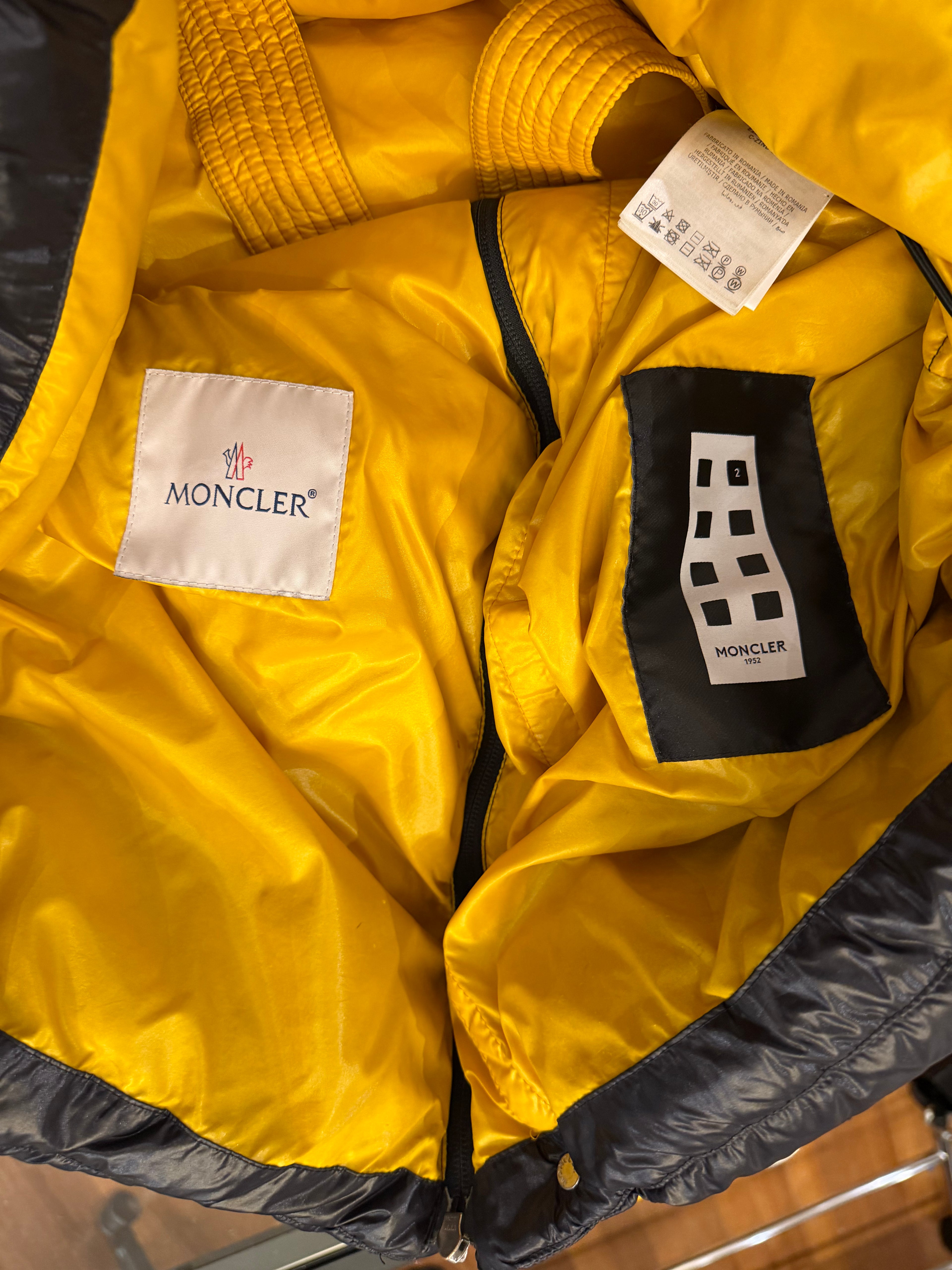 Moncler Dervaux Giubotto -
Black / Yellow