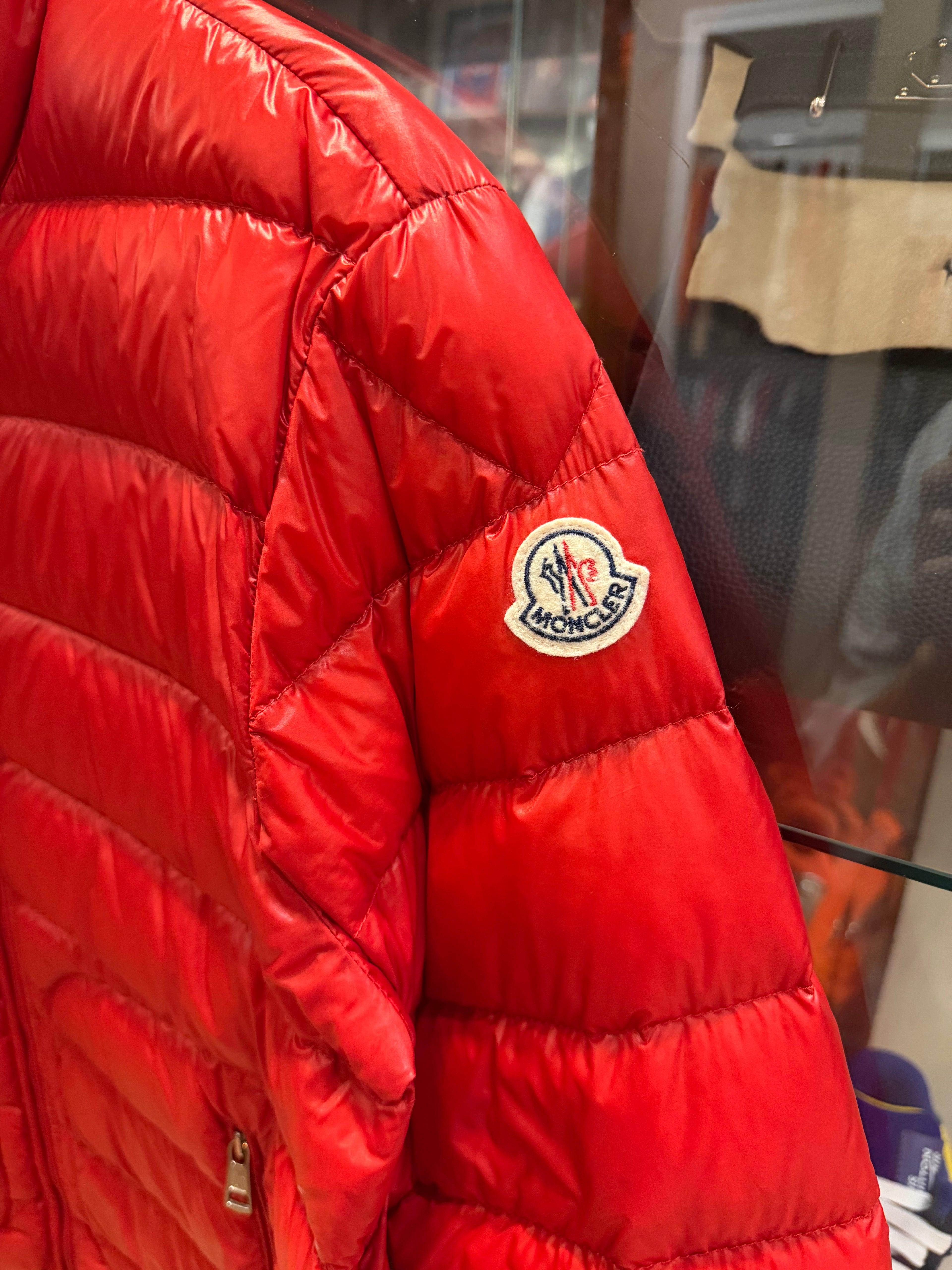 Moncler Acorus Giubbotto
Jacket - Red