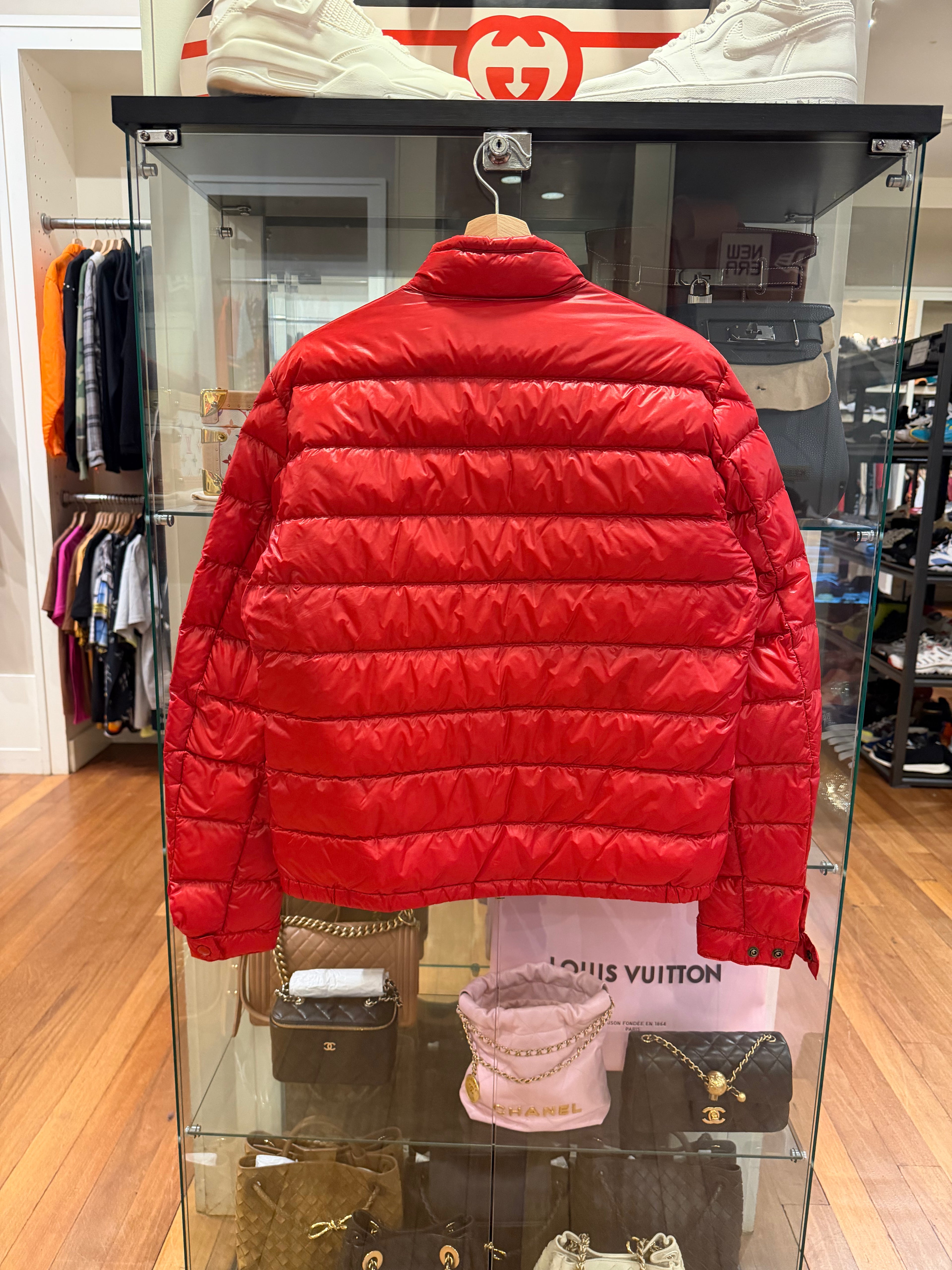 Moncler Acorus Giubbotto
Jacket - Red