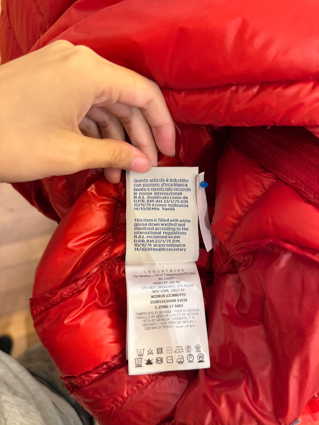 Moncler Acorus Giubbotto
Jacket - Red