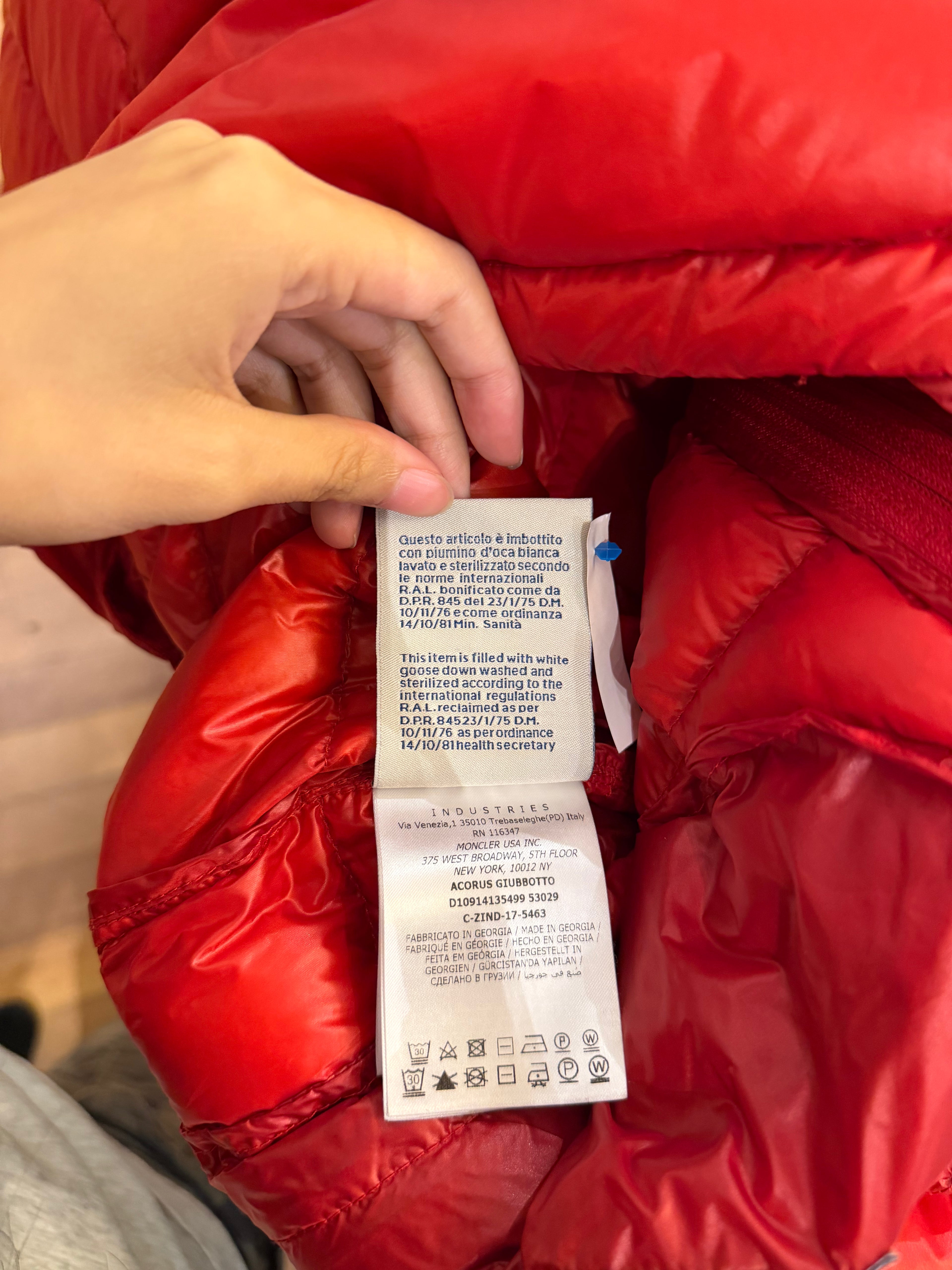 Moncler Acorus Giubbotto
Jacket - Red