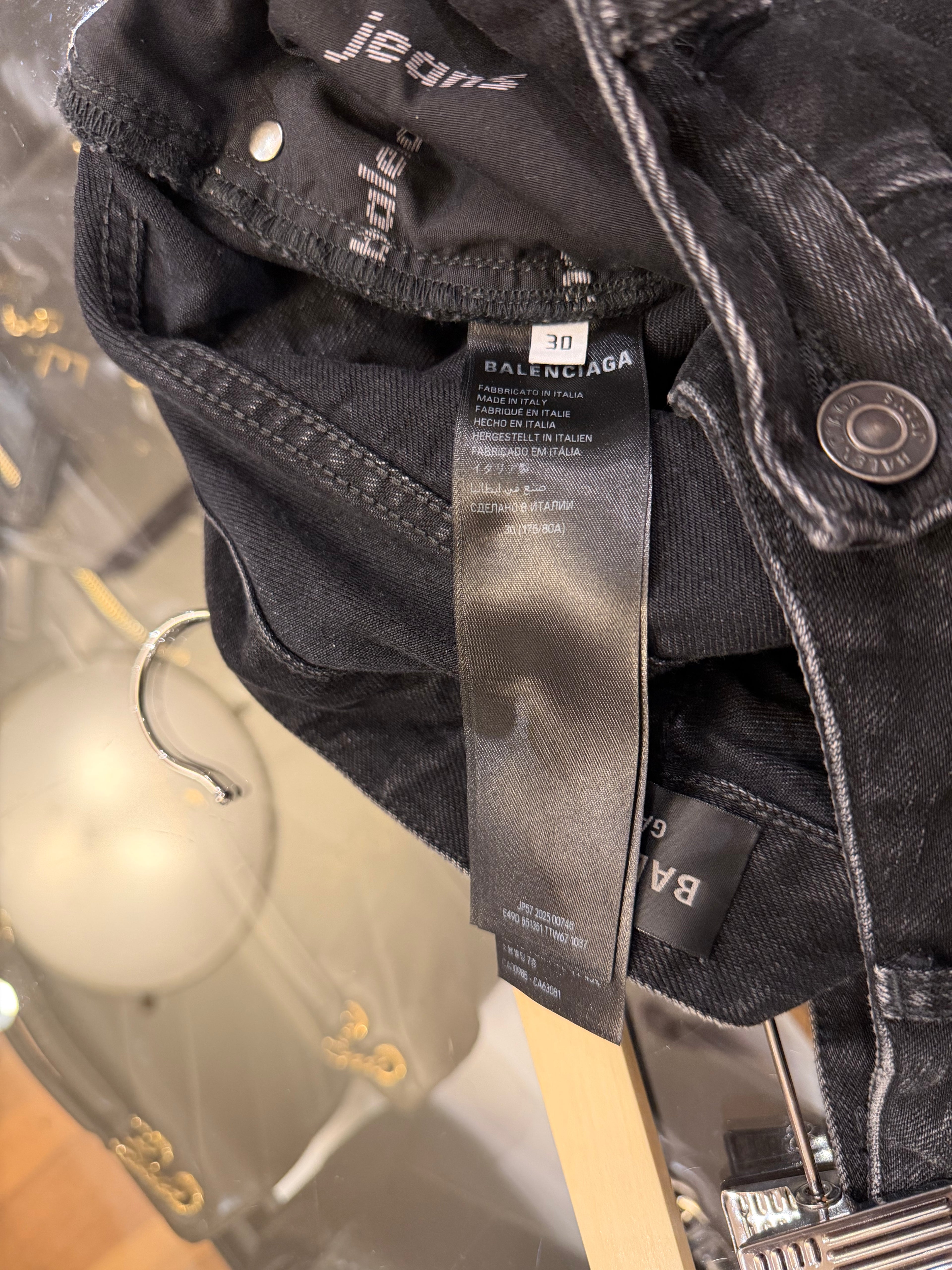 Balenciag
Garde-Robe
Denim Baggy Jeans - Black