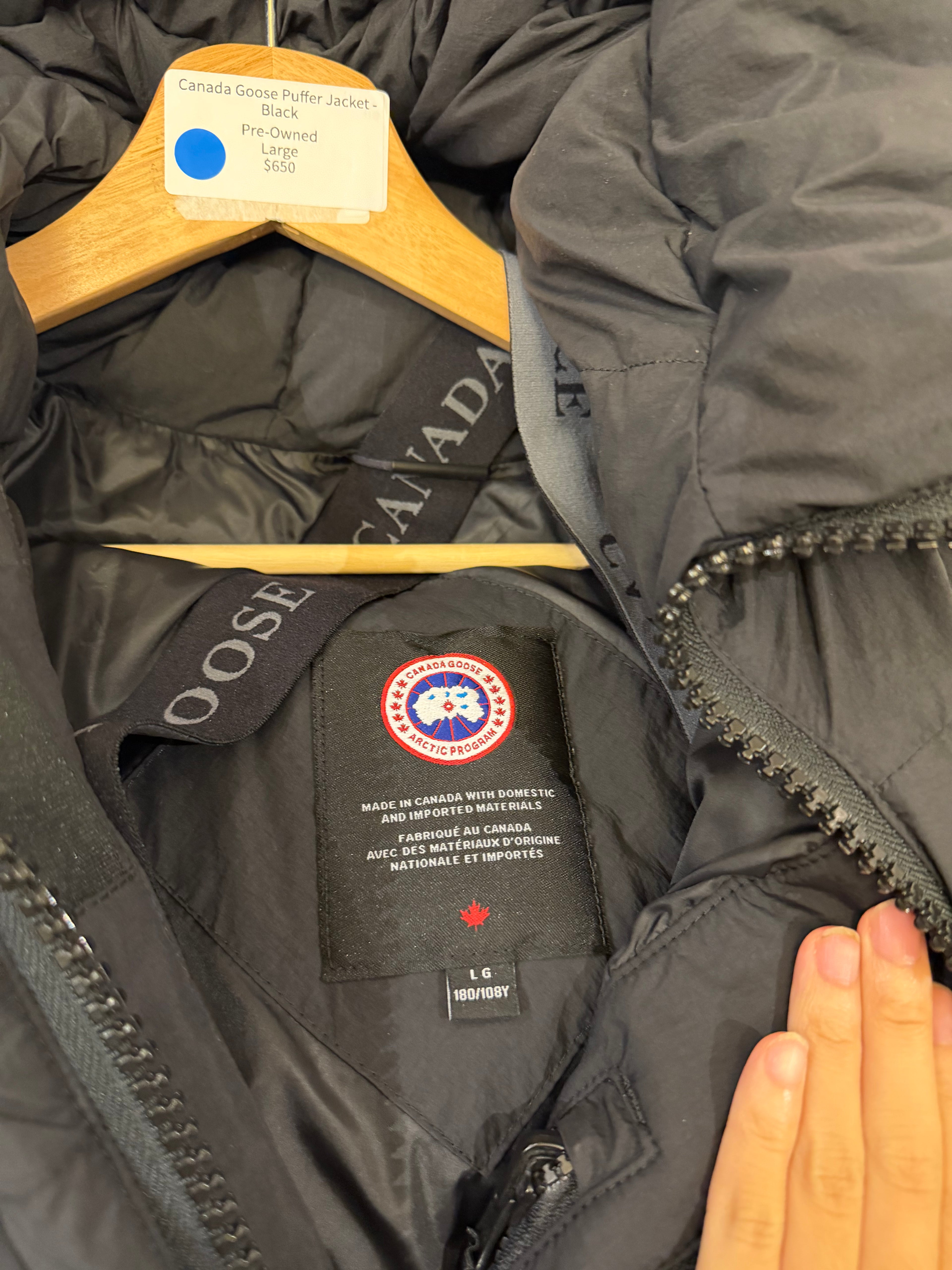 Canada Goose Puffer Jacket -
Black