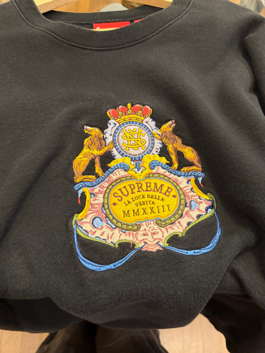 Supreme Crest Crewneck
-Black