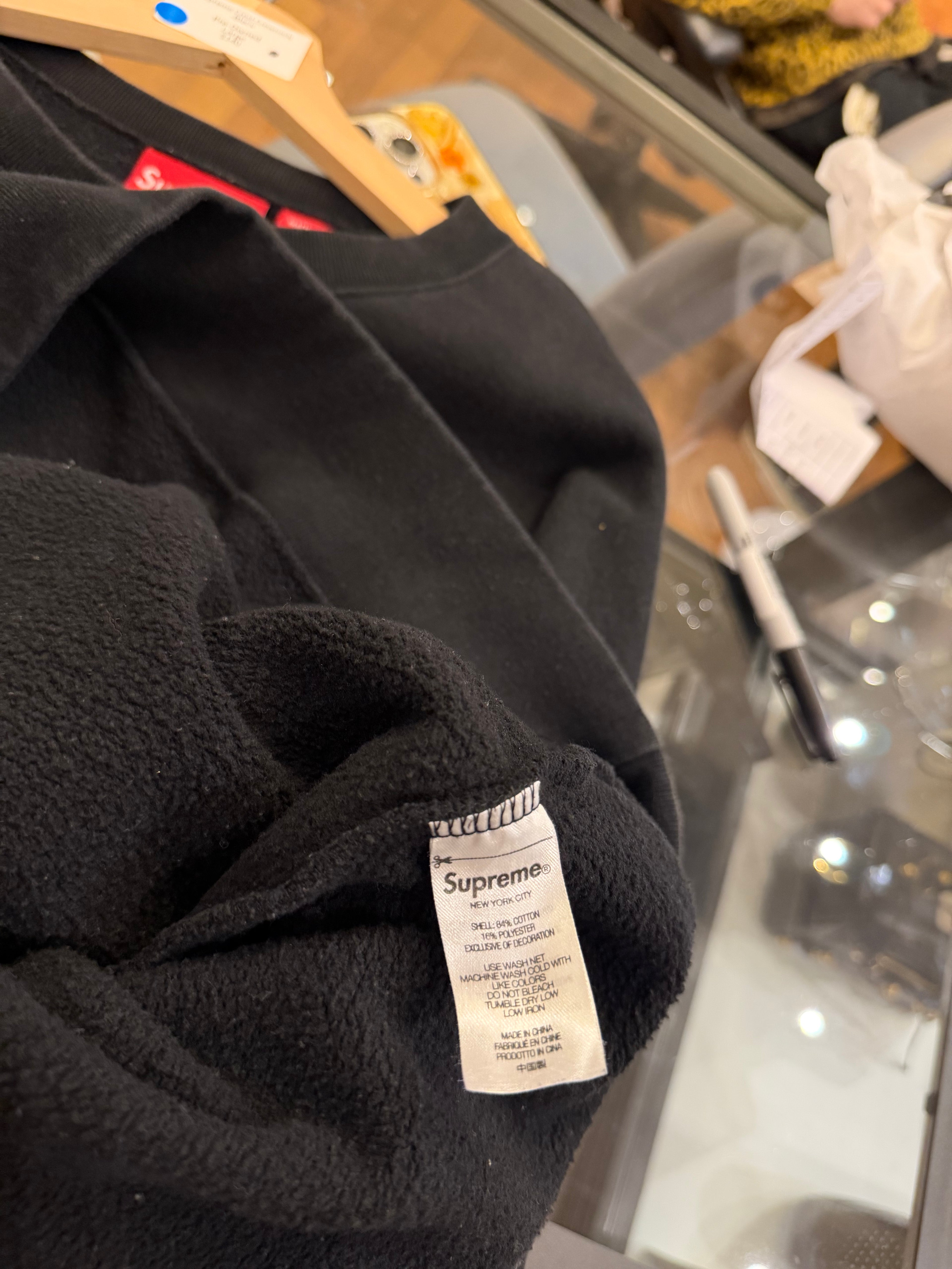 Supreme Crest Crewneck
-Black