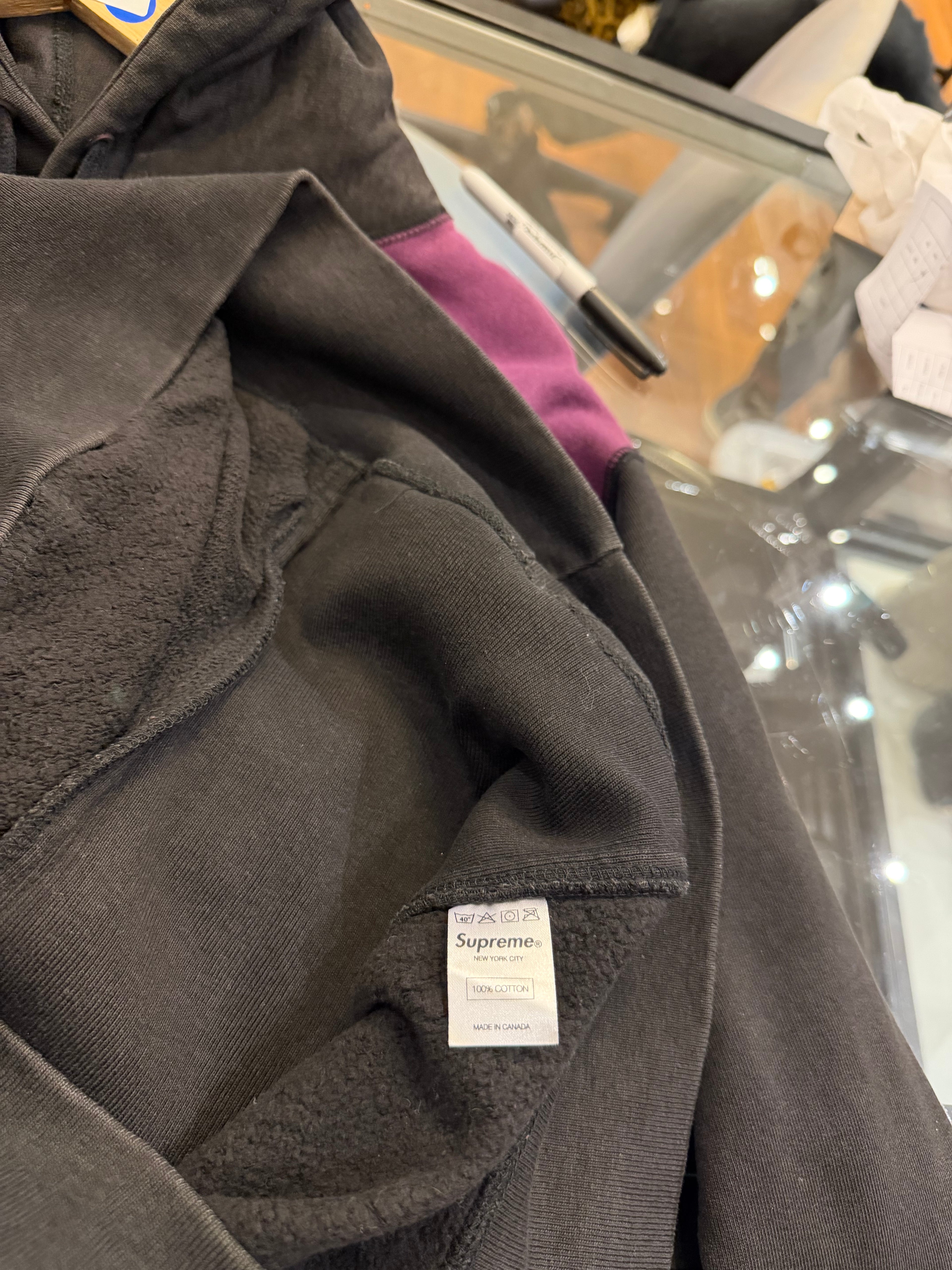 Supreme FW12 Split Pullover
Hoodie - Purple/Black
