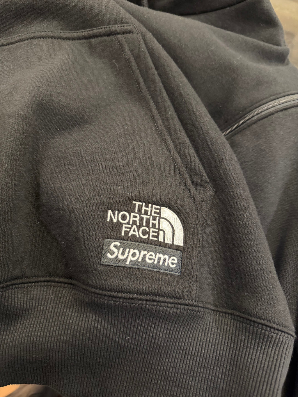Supreme x North Face
Convertible Hoodie - Black