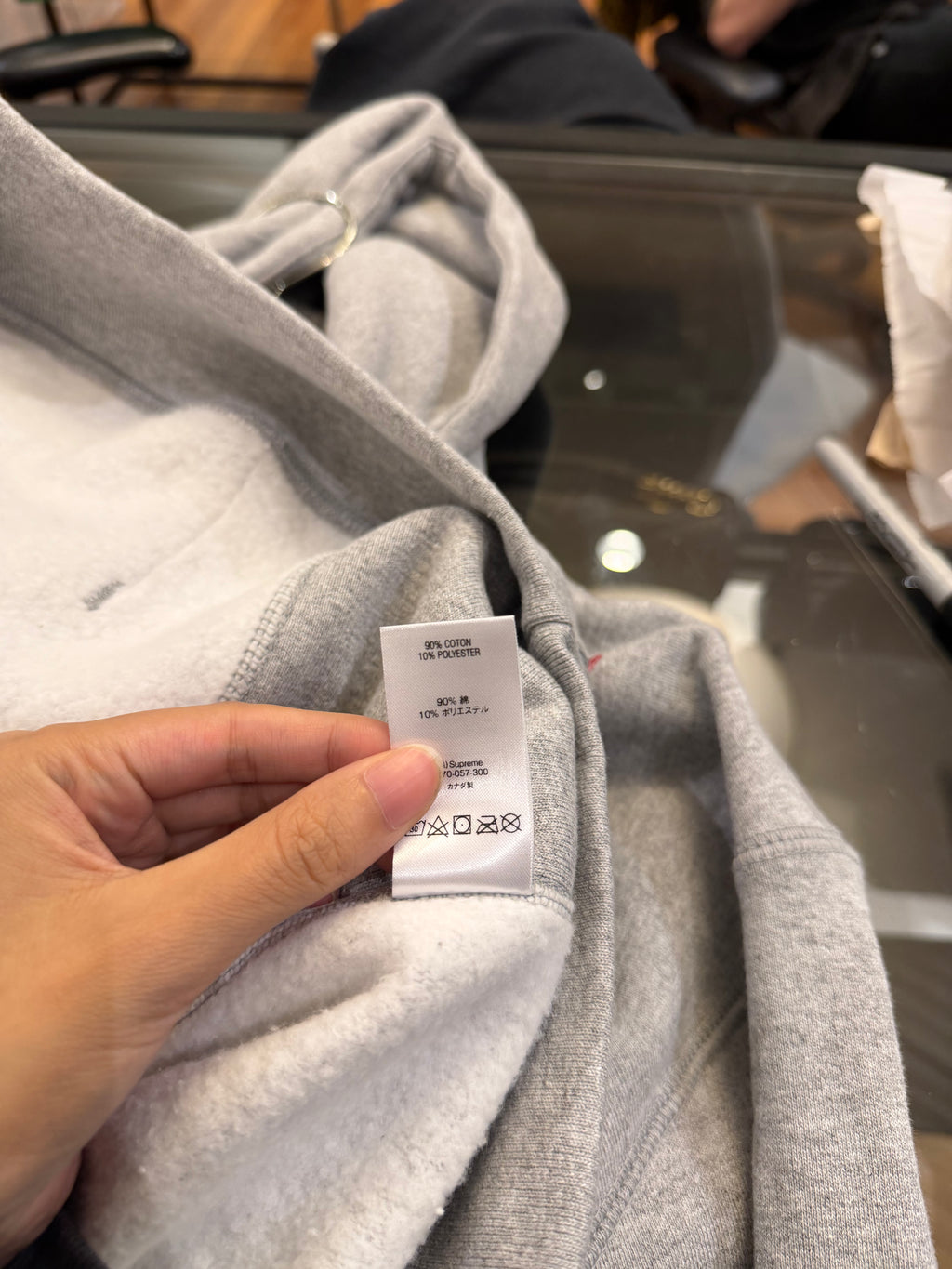 Supreme KAWS Chalk Bog
Logo Hoodie - Grey