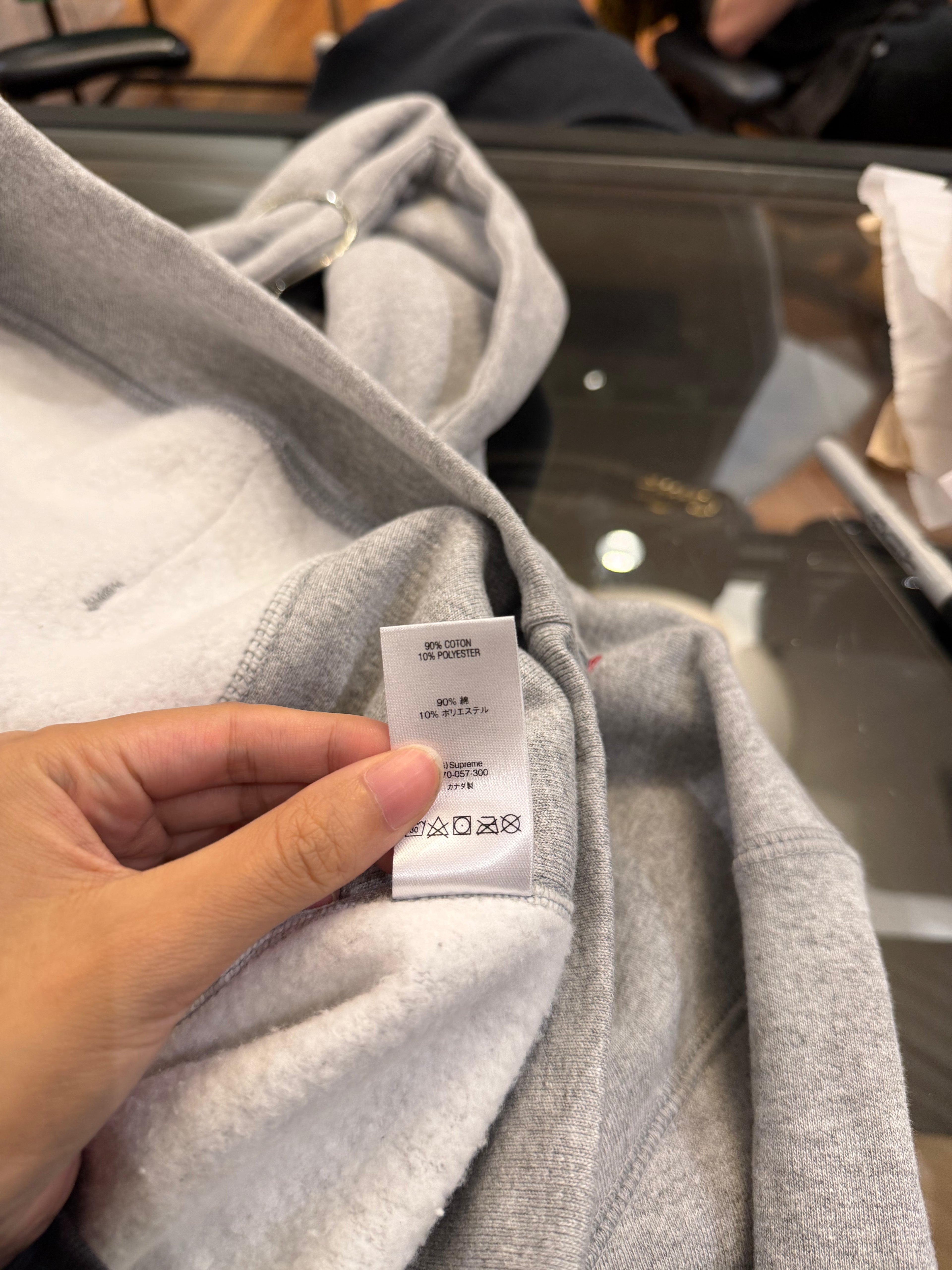Supreme KAWS Chalk Bog
Logo Hoodie - Grey