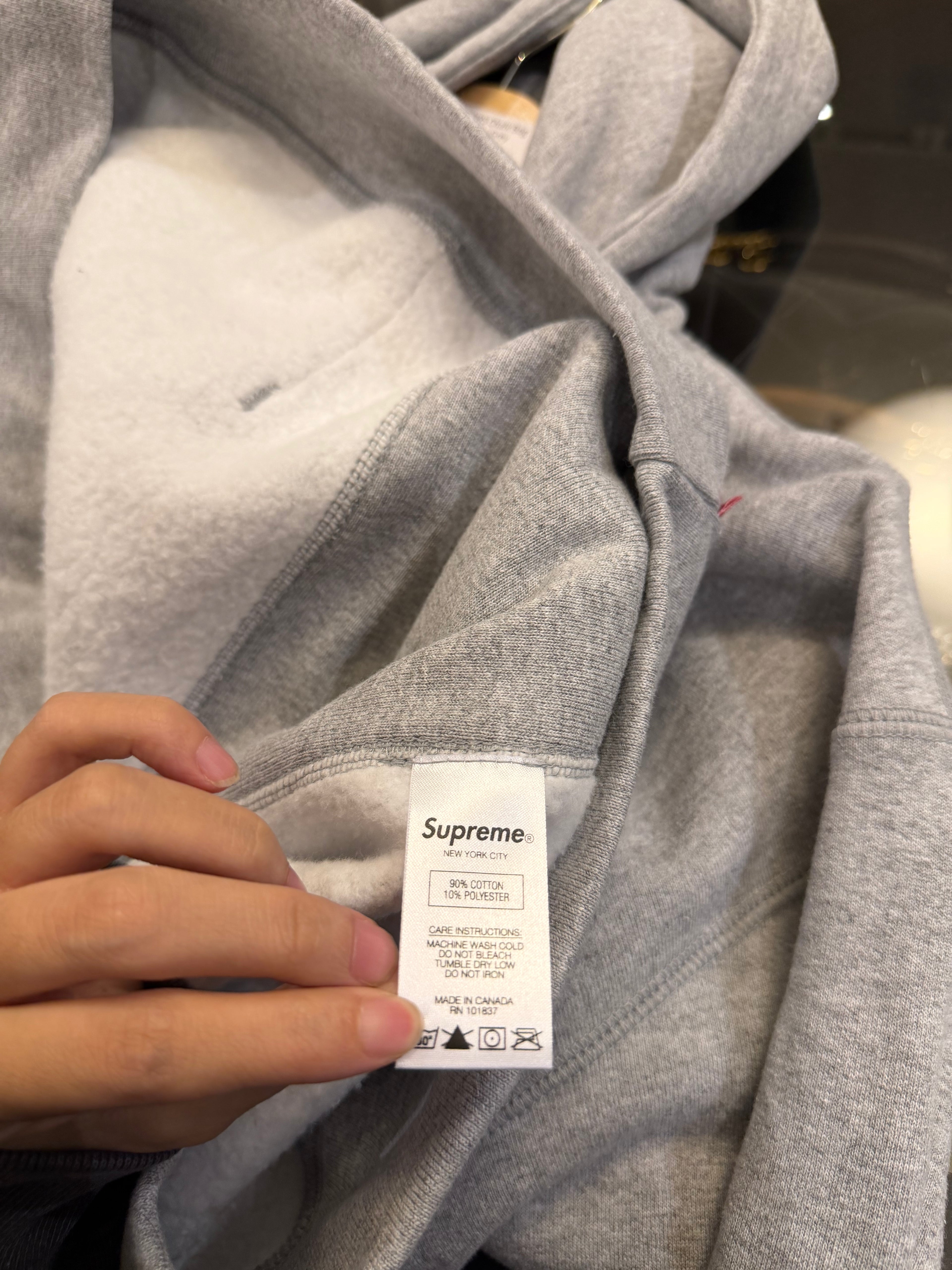 Supreme KAWS Chalk Bog
Logo Hoodie - Grey