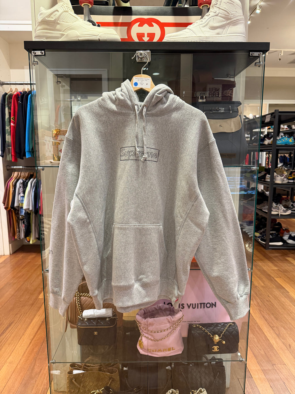 Supreme KAWS Chalk Bog
Logo Hoodie - Grey