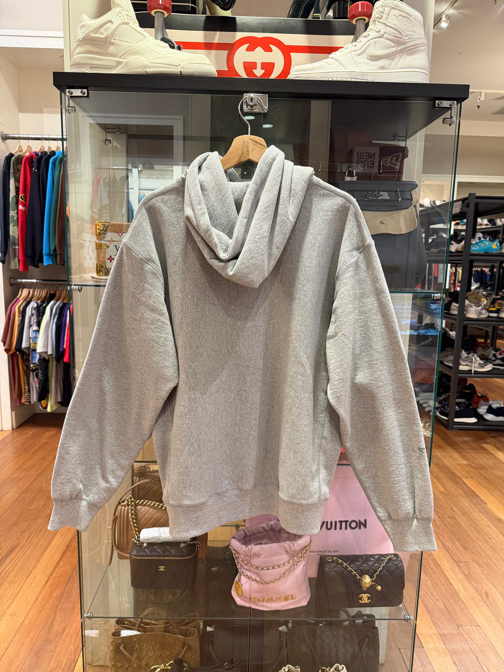 Supreme KAWS Chalk Bog
Logo Hoodie - Grey